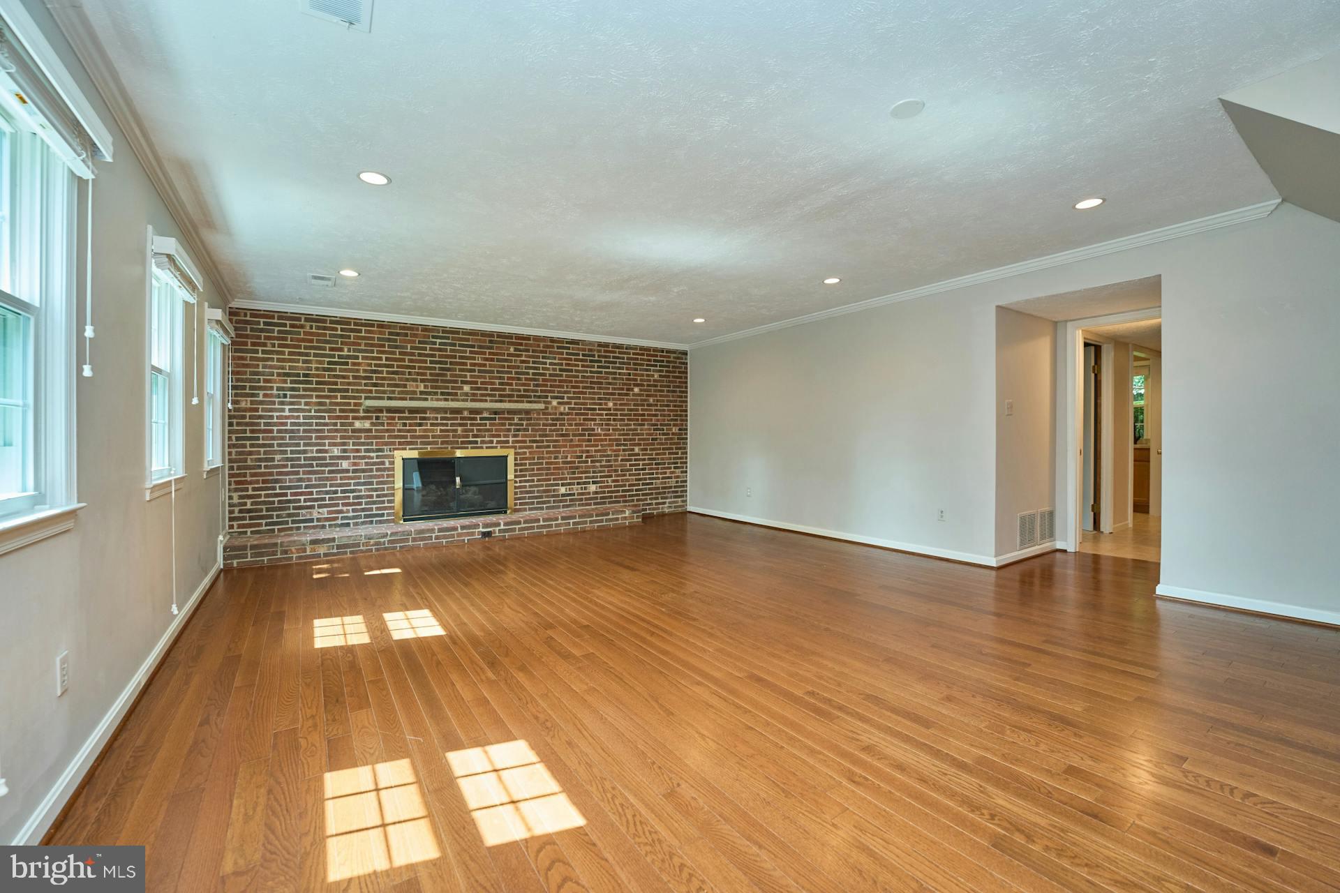 2046 Woodford Rd