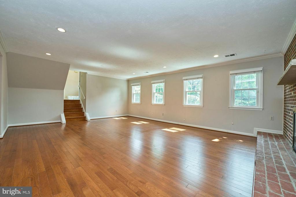 2046 Woodford Rd