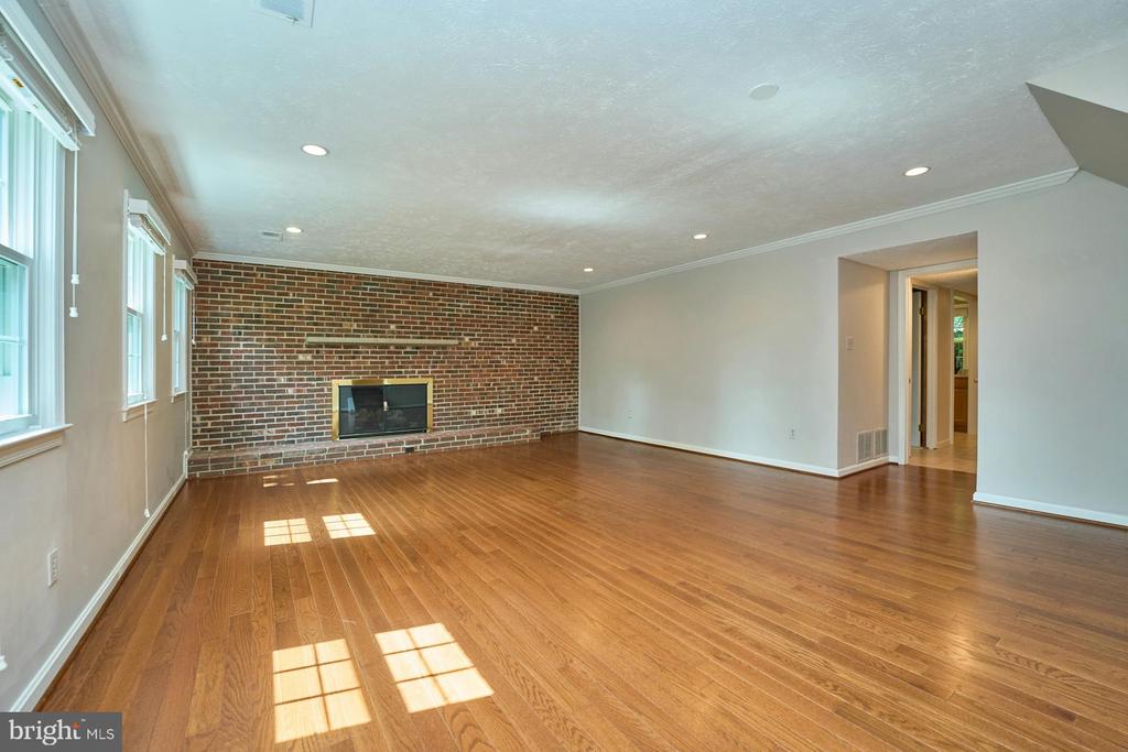 2046 Woodford Rd