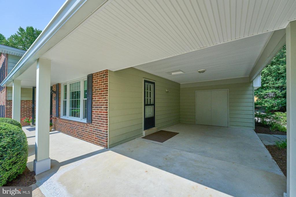 2046 Woodford Rd