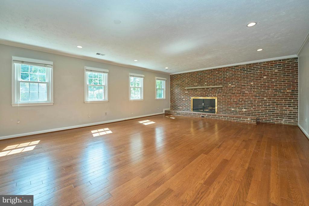 2046 Woodford Rd