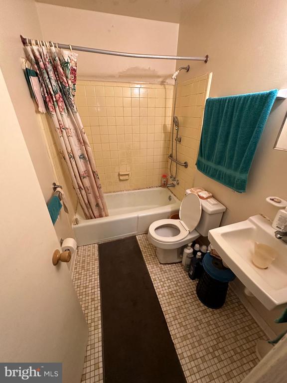 8409 DAMPIER COURT