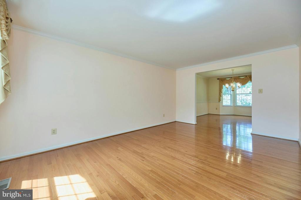 5516 Newhall Ct