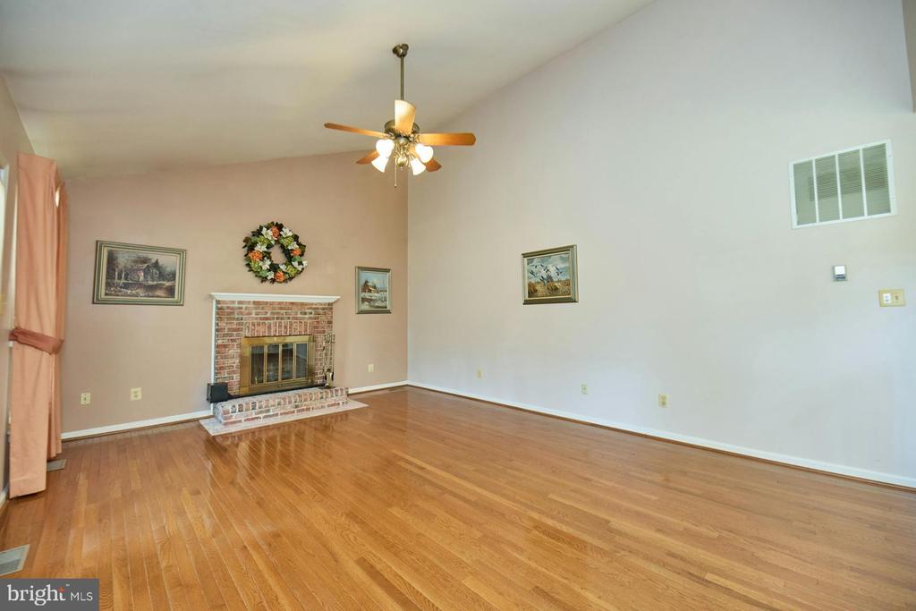 5516 Newhall Ct