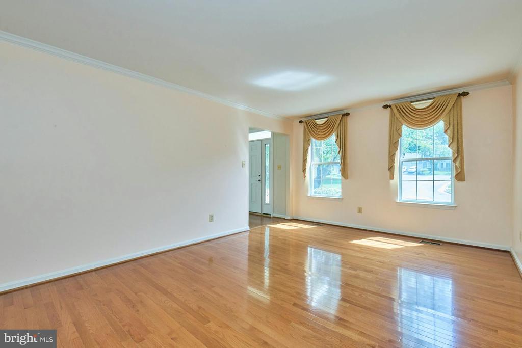5516 Newhall Ct