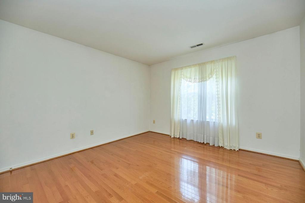 5516 Newhall Ct