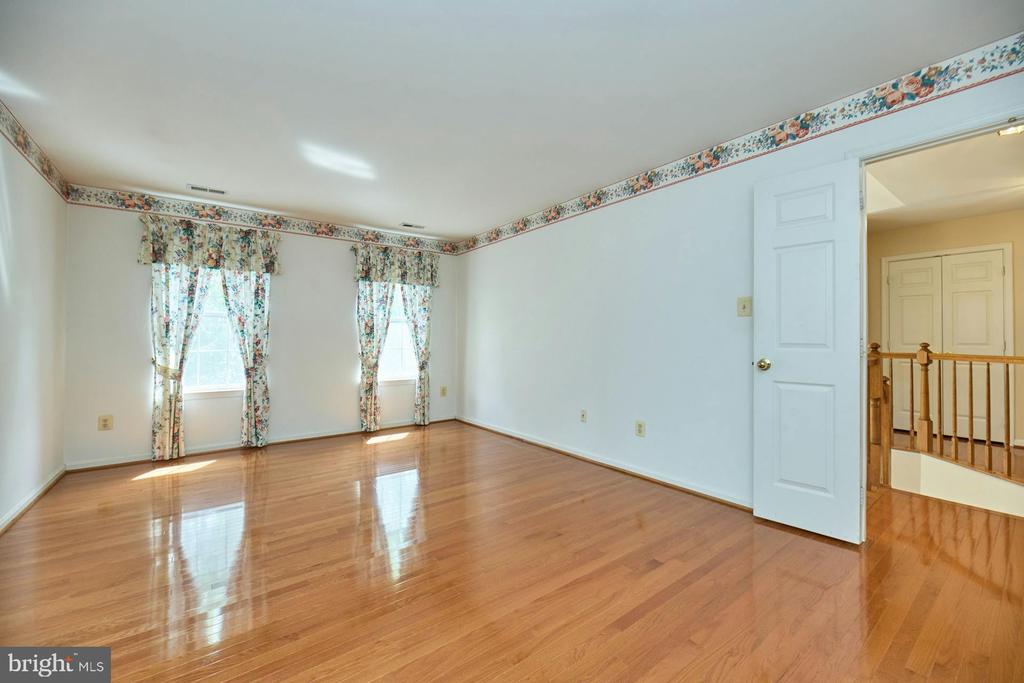 5516 Newhall Ct