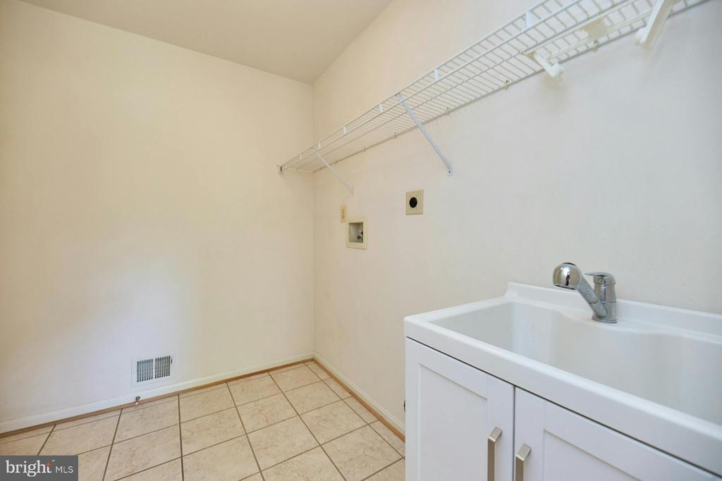 5516 Newhall Ct