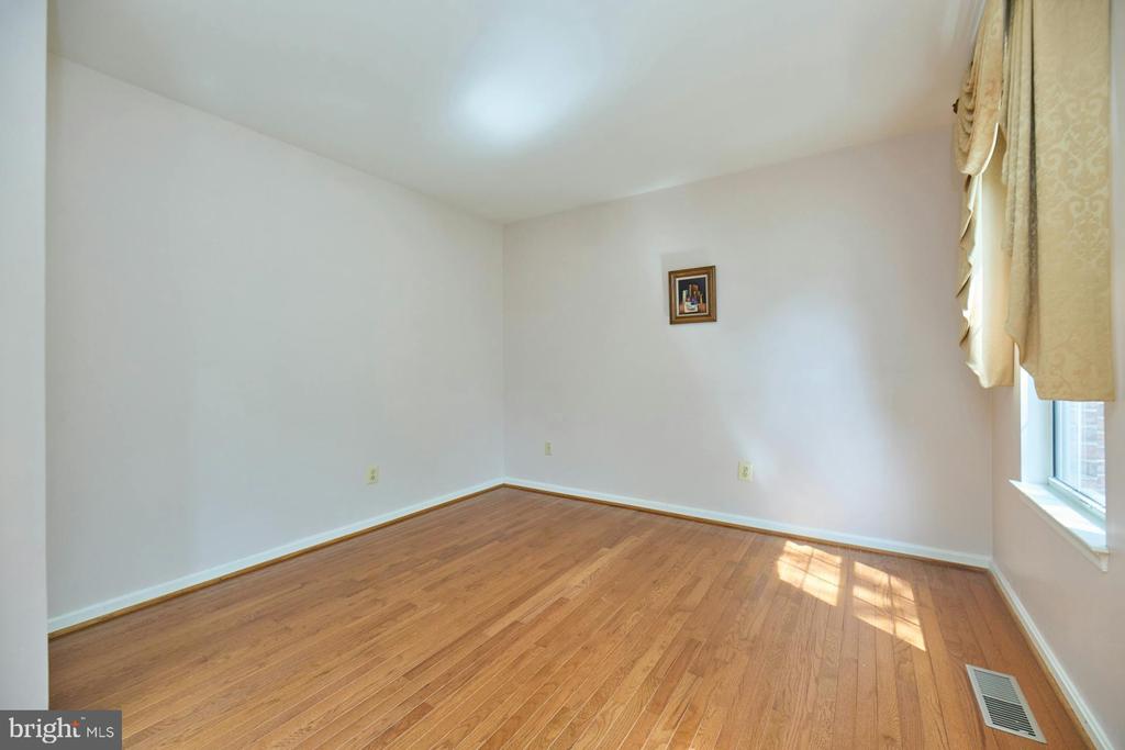 5516 Newhall Ct