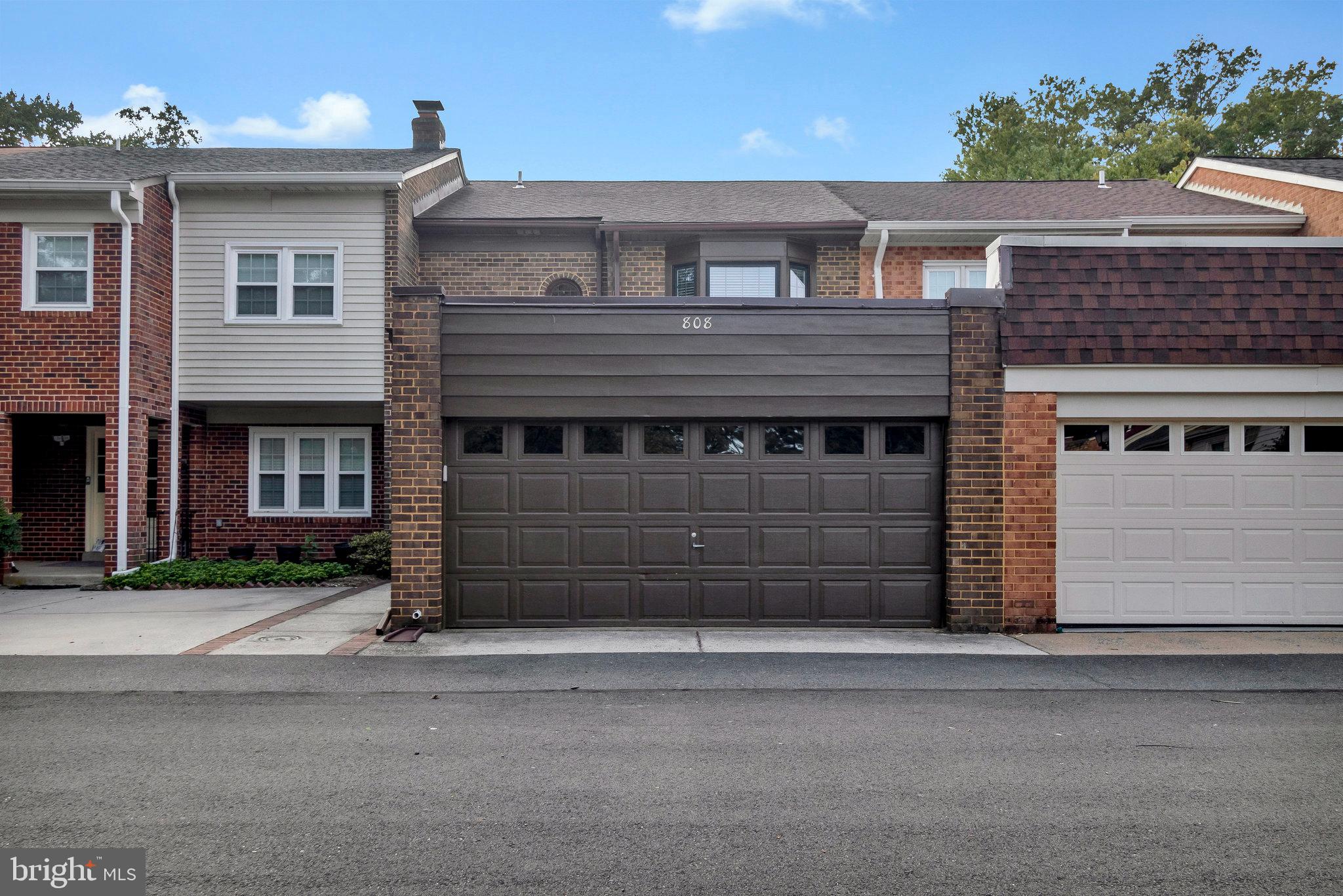 808 Hunter Ct SW