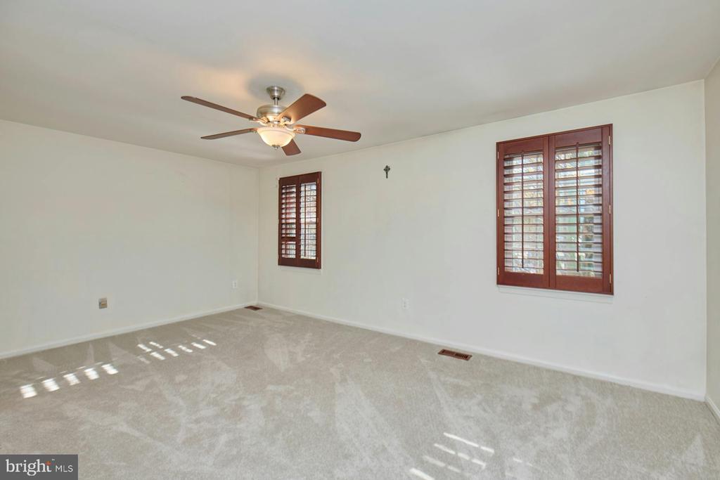 5704 Walnut Wood Ln