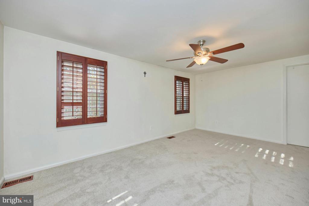 5704 Walnut Wood Ln