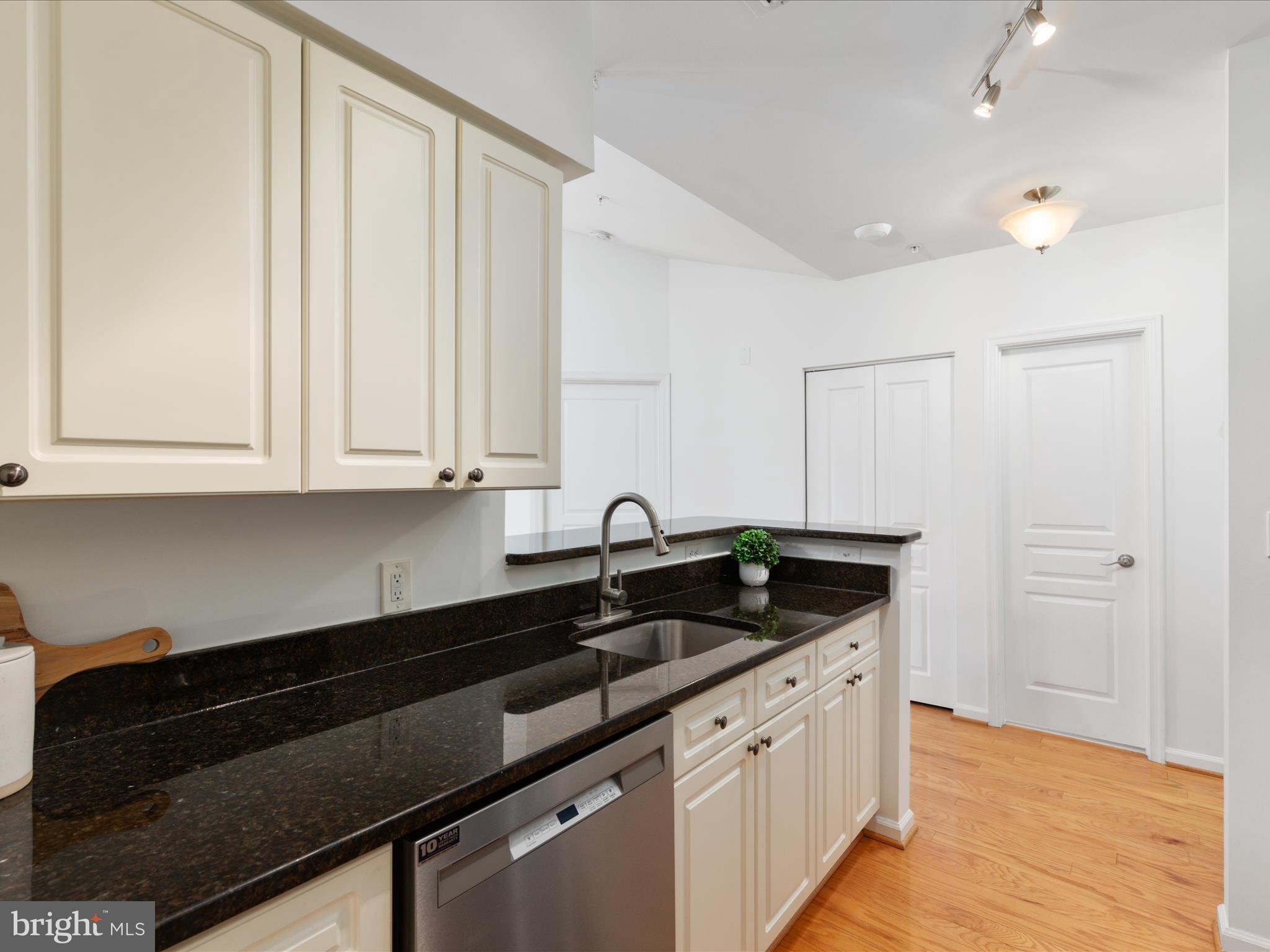 12915 Alton Sq #403