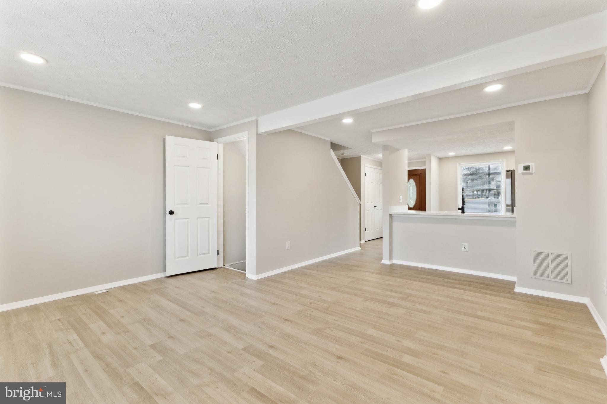 8270 Crestmont Cir