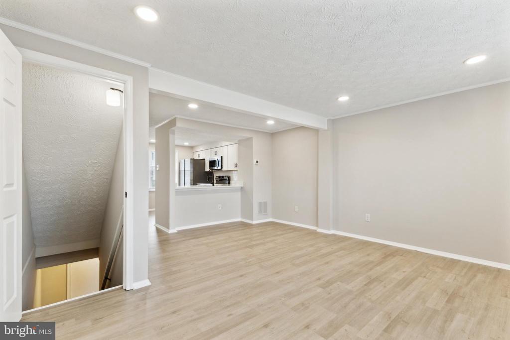 8270 Crestmont Cir
