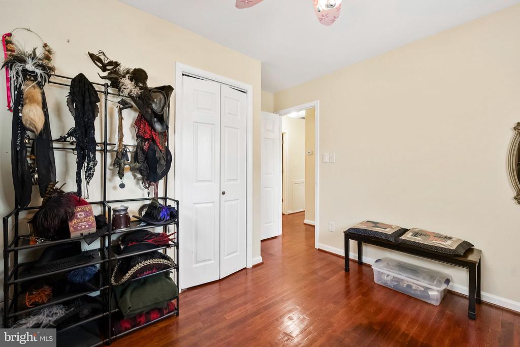 6811 Lois Dr