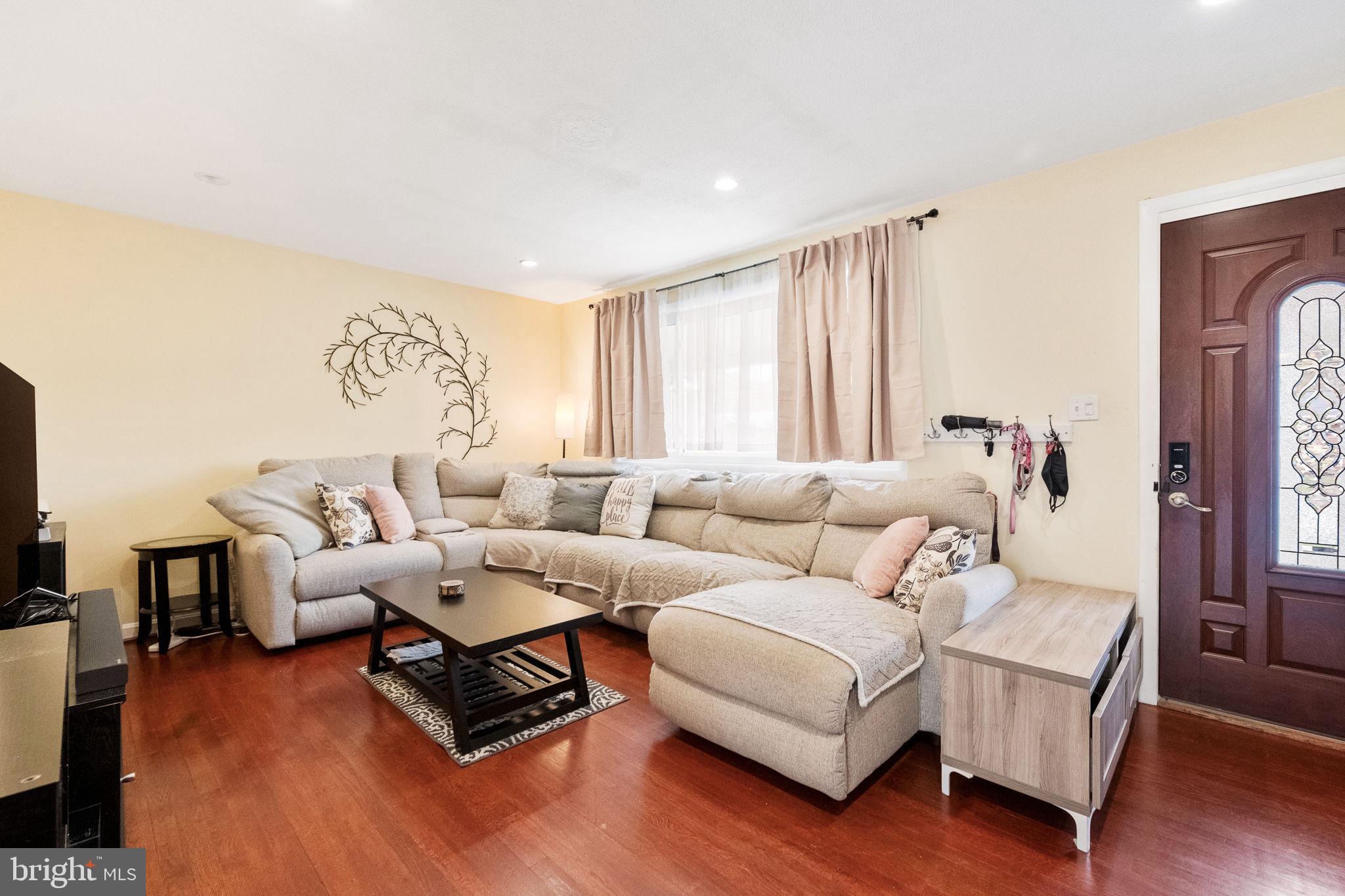 6811 Lois Dr