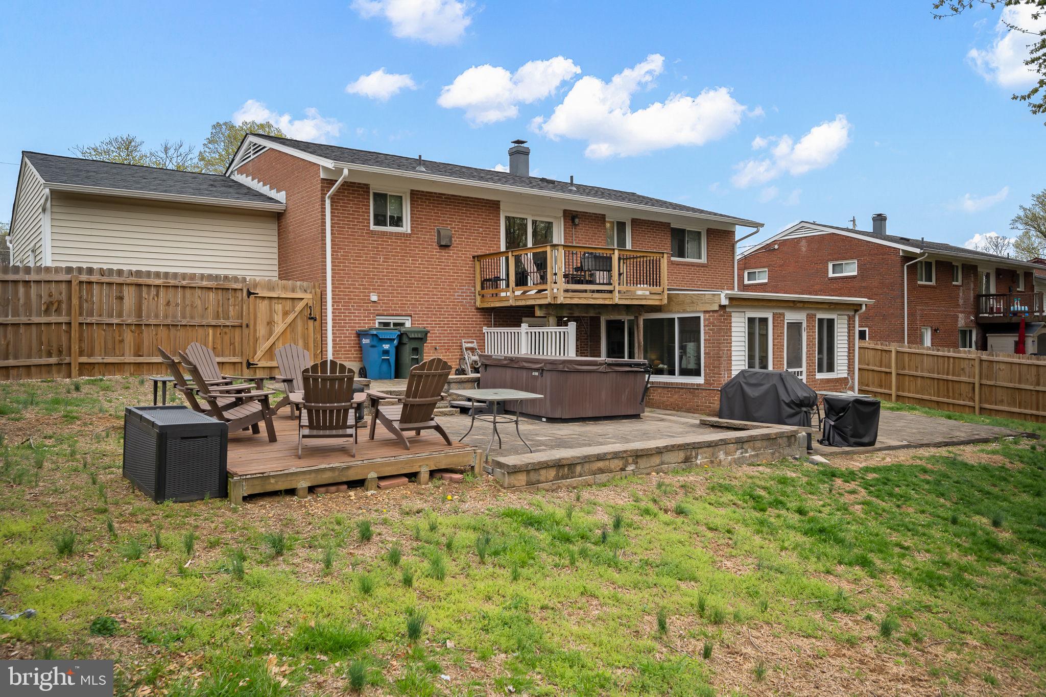 6811 Lois Dr