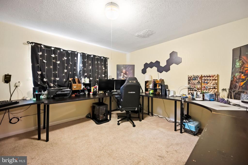 6811 Lois Dr