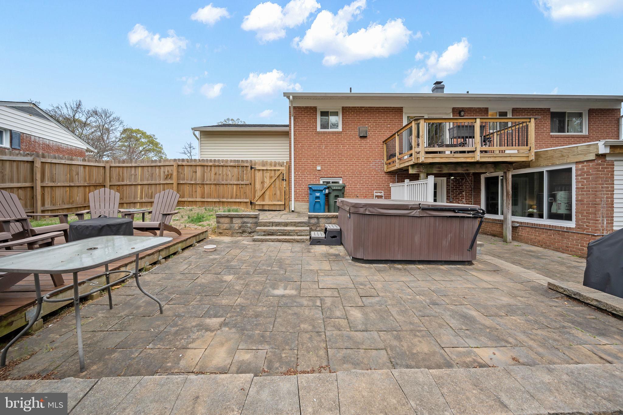 6811 Lois Dr