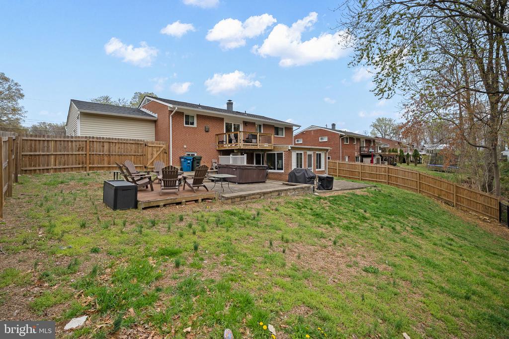6811 Lois Dr