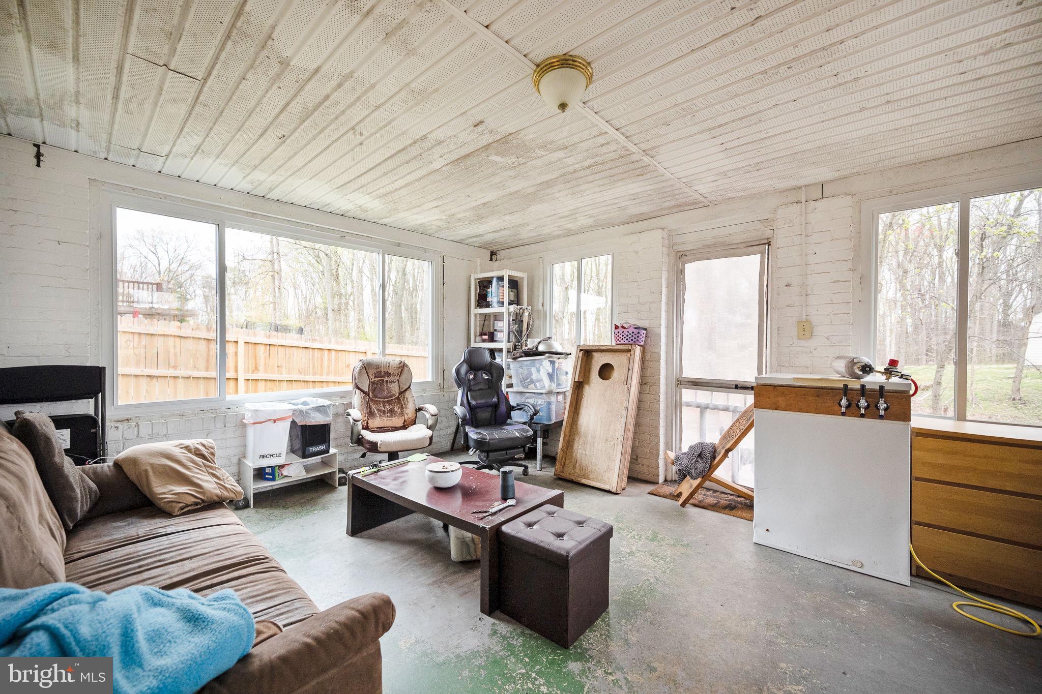 6811 Lois Dr