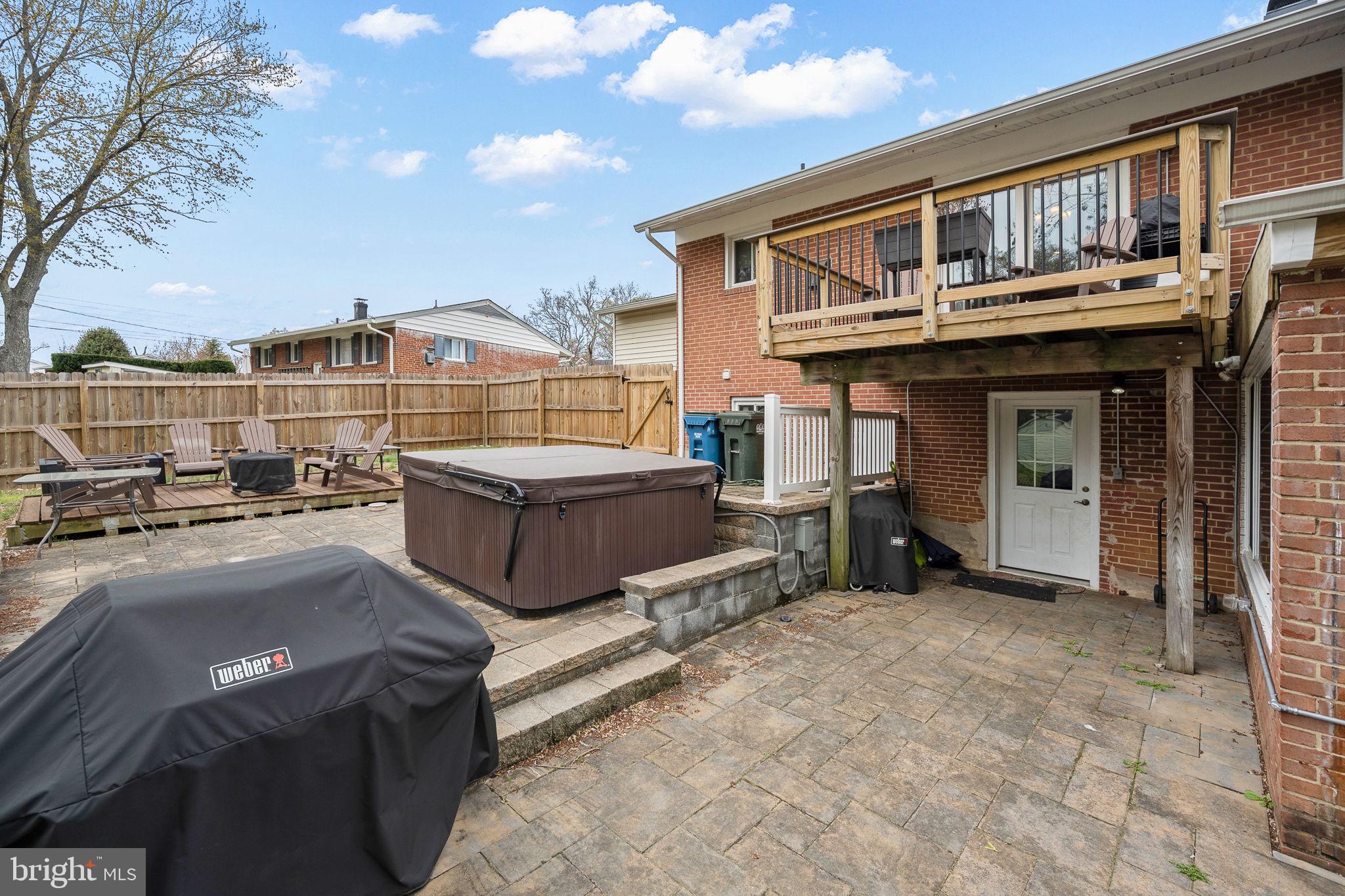 6811 Lois Dr