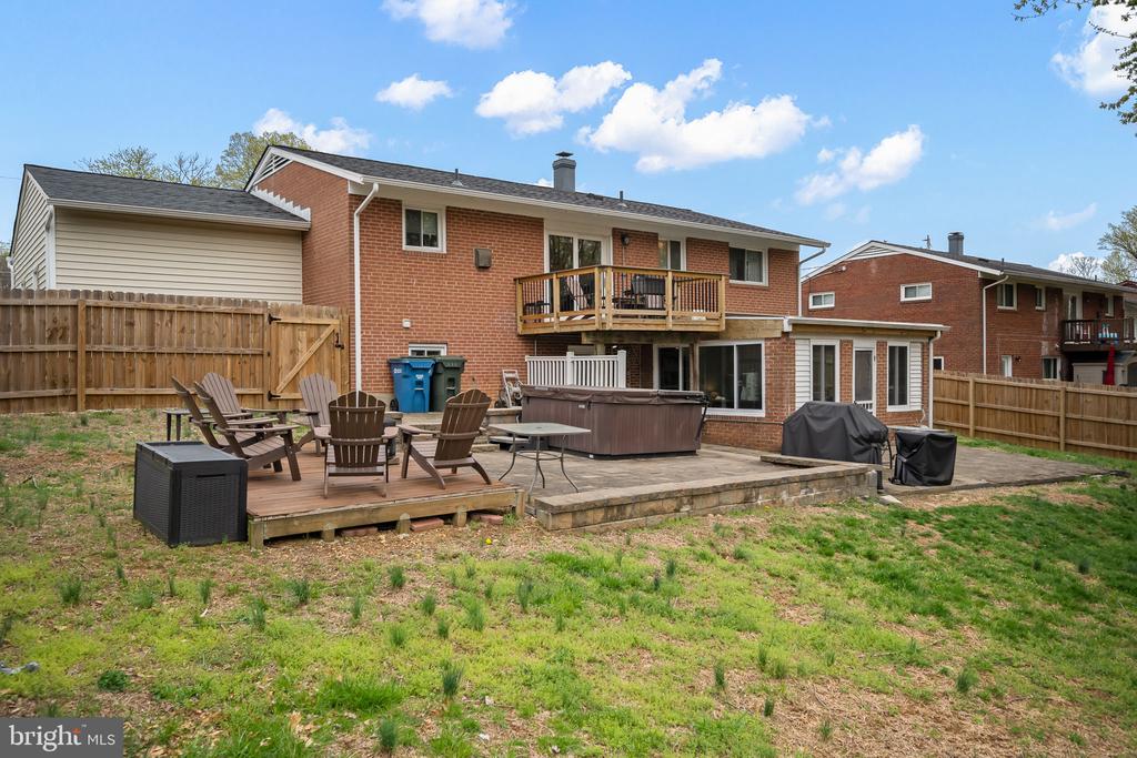 6811 Lois Dr