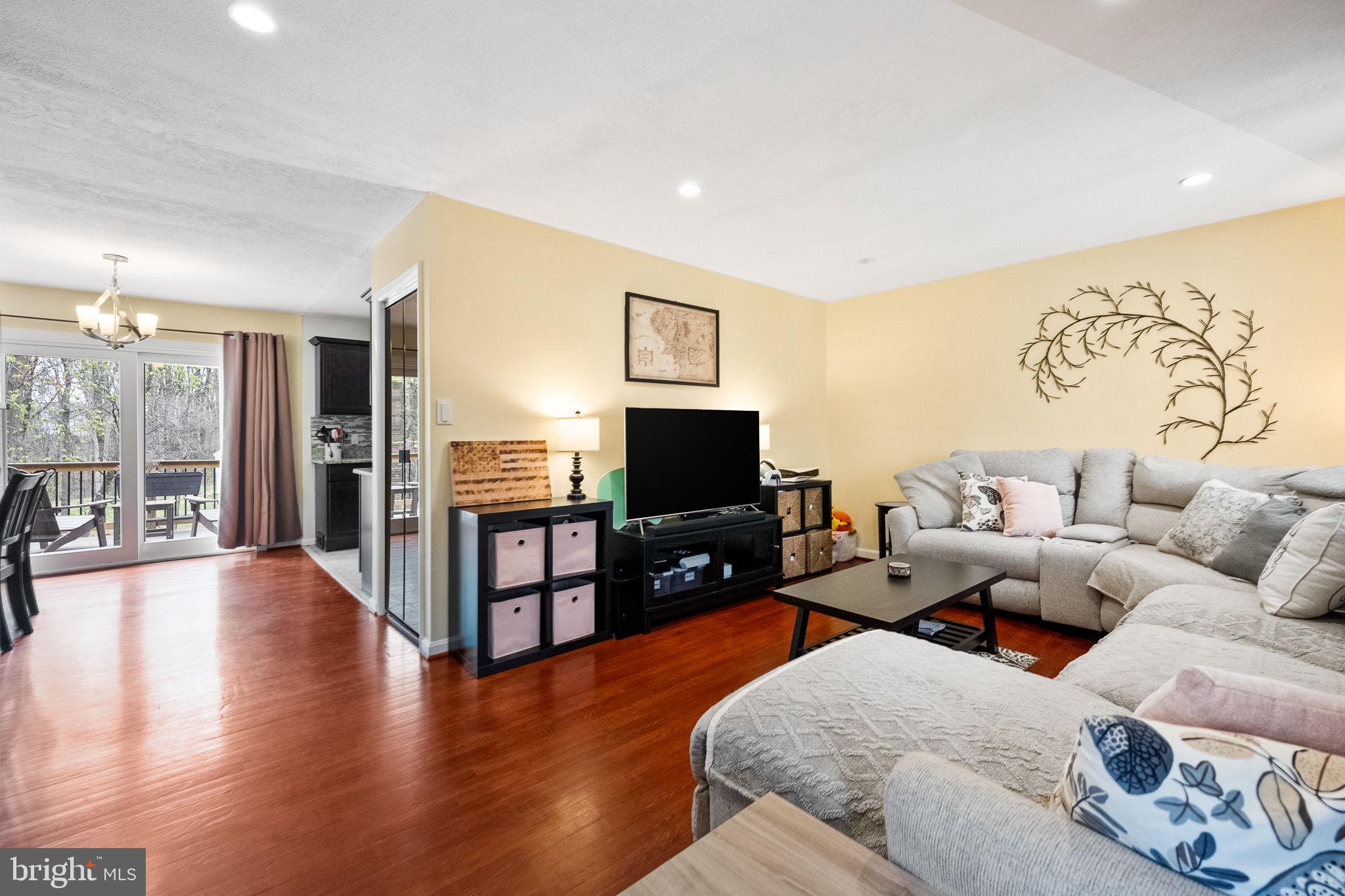 6811 Lois Dr