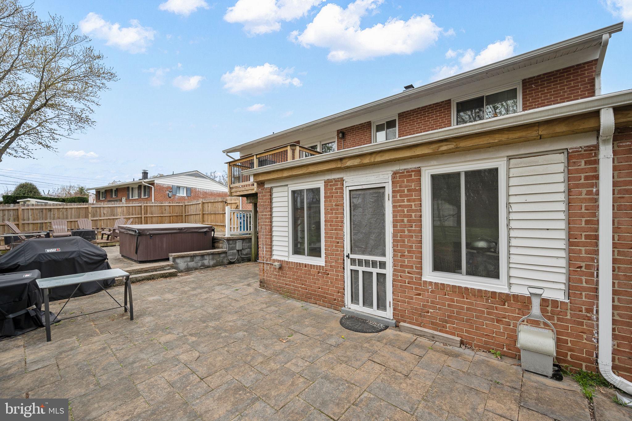 6811 Lois Dr