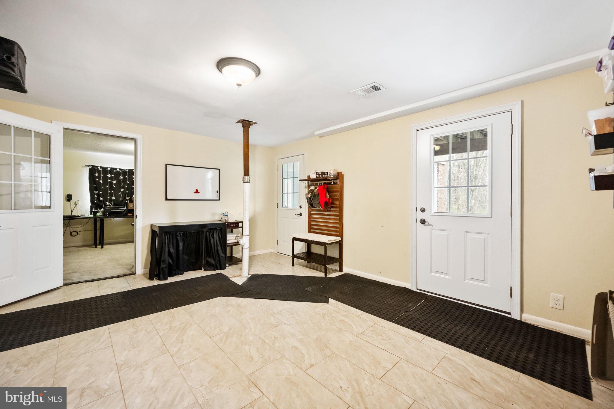 6811 Lois Dr