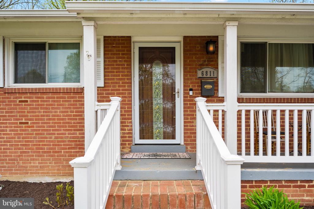 6811 Lois Dr