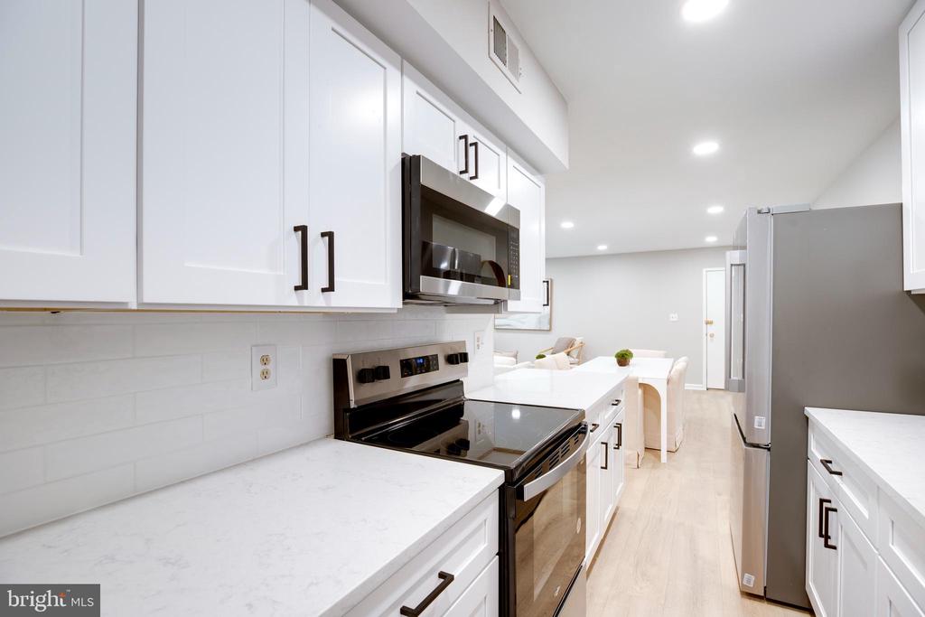 5901 KINGSFORD ROAD F 440