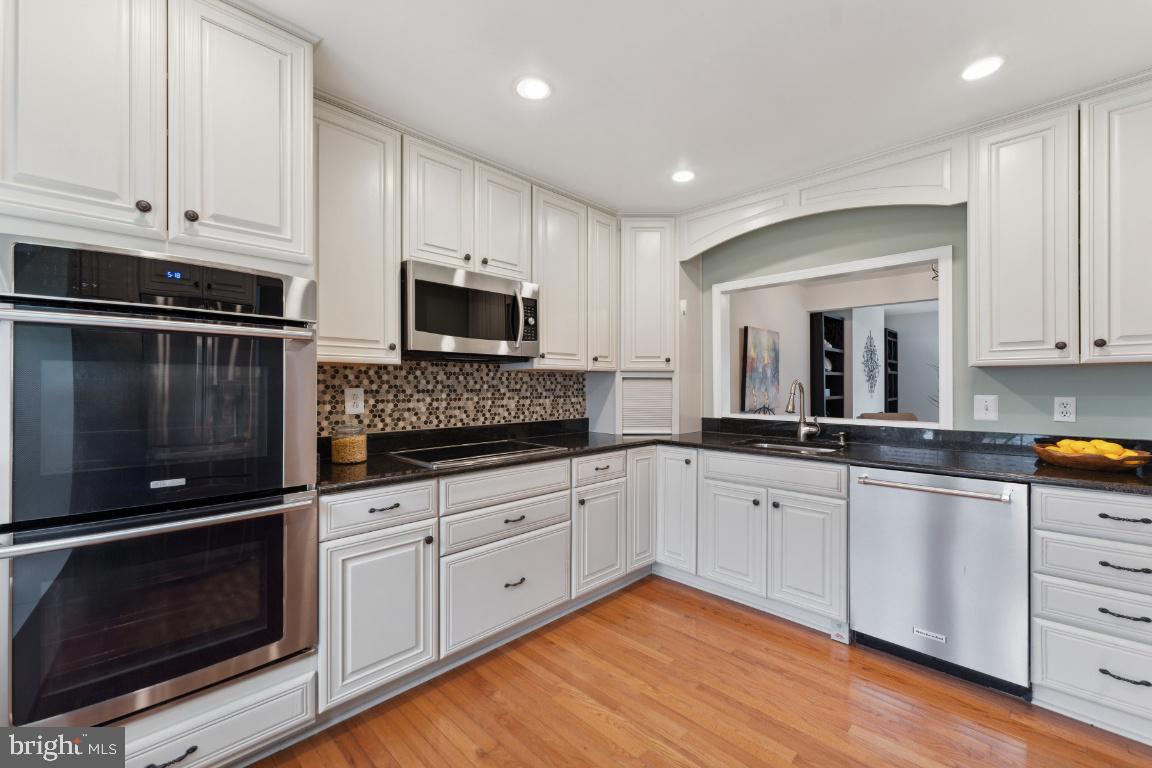 9769 Lakepointe Dr