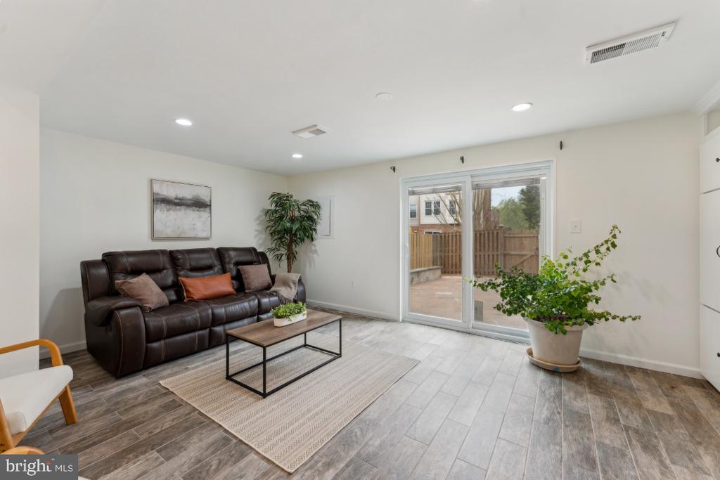 9769 Lakepointe Dr