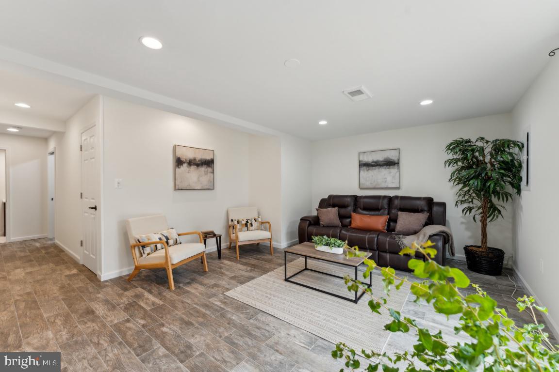 9769 Lakepointe Dr