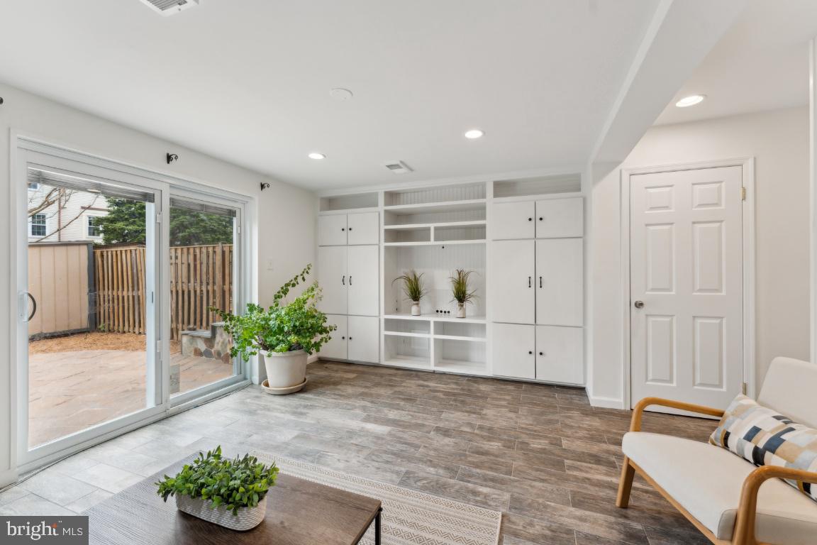 9769 Lakepointe Dr