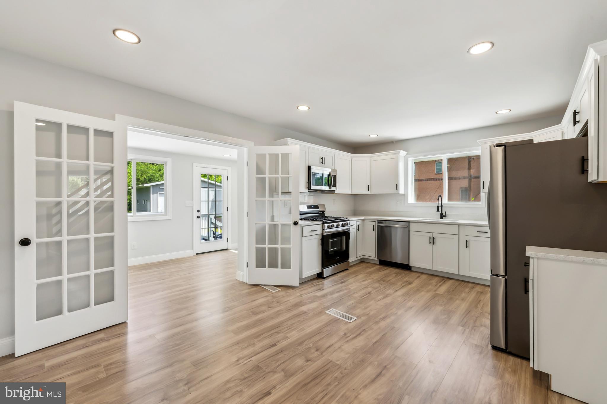 2416 Sherwood Hall Ln