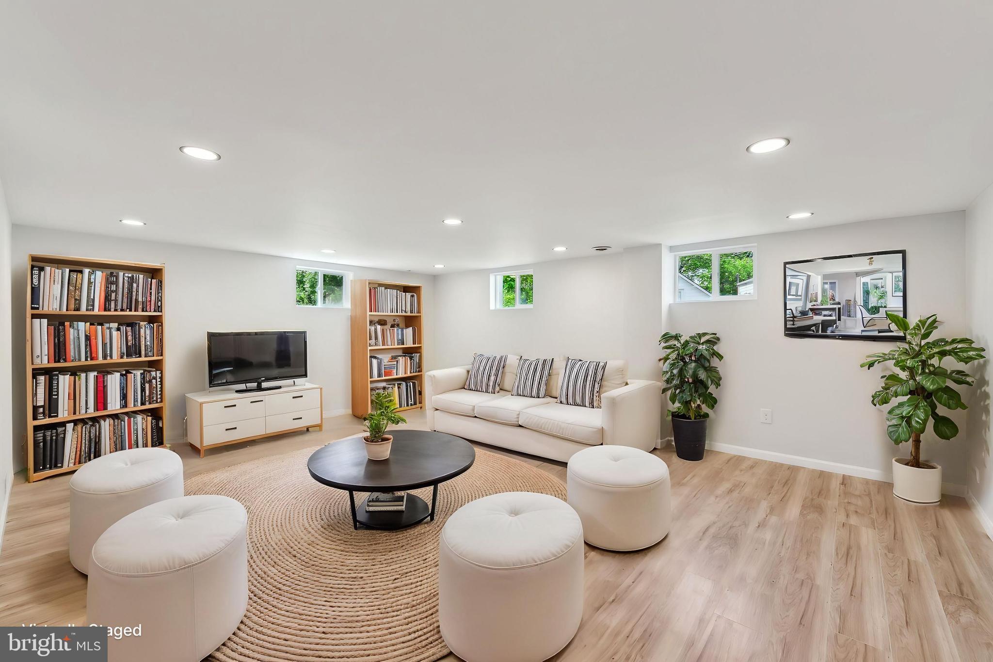 2416 Sherwood Hall Ln