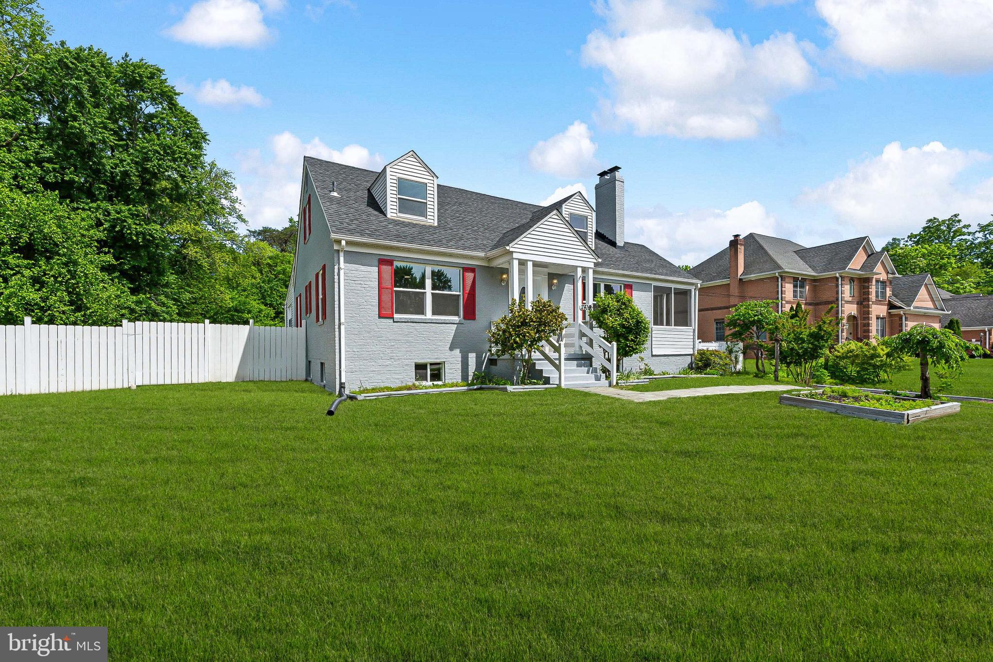 2416 Sherwood Hall Ln