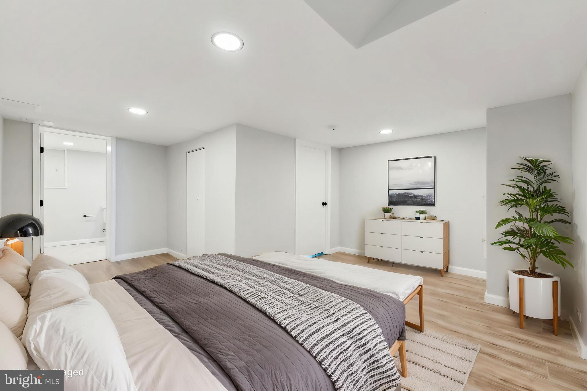 2416 Sherwood Hall Ln