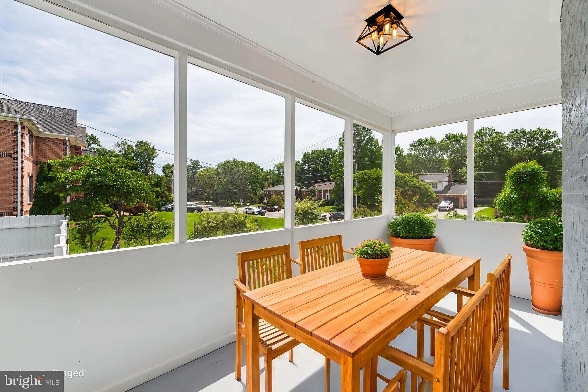 2416 Sherwood Hall Ln