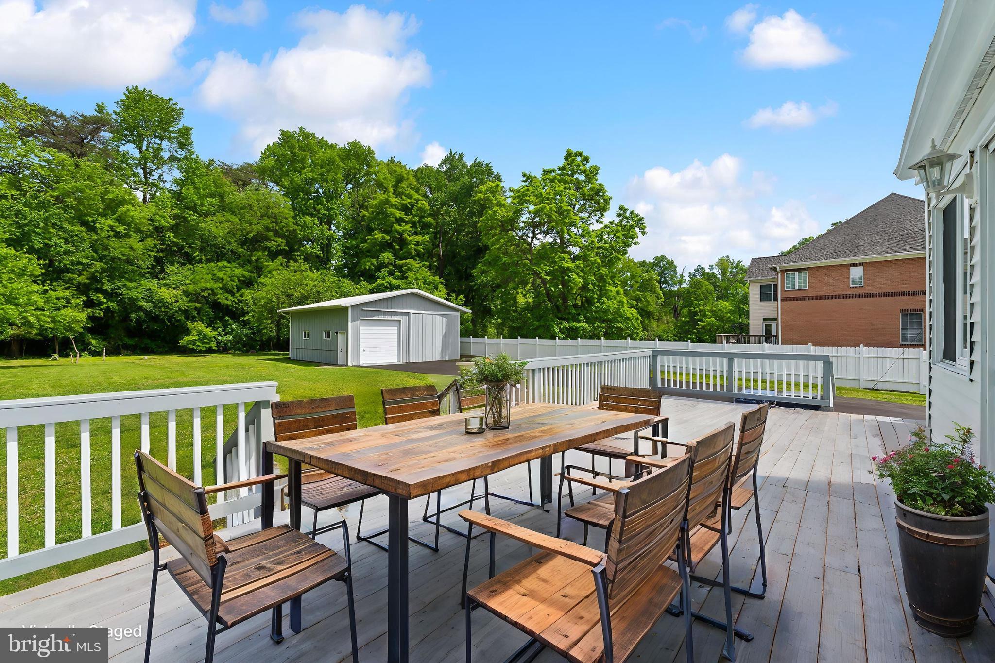 2416 Sherwood Hall Ln