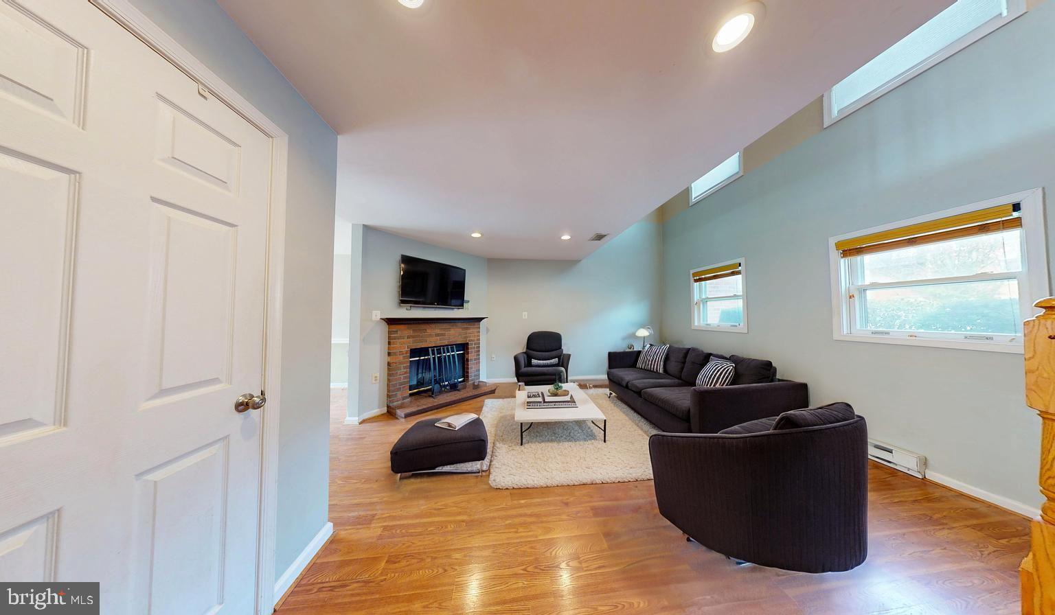 5612 GRESHAM LN