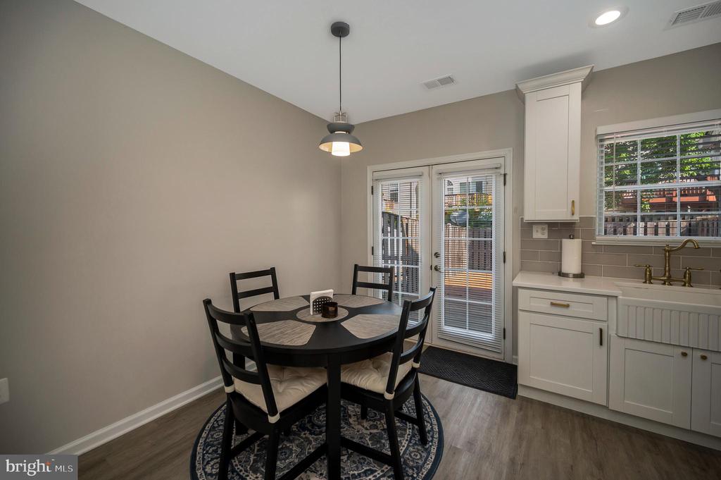 8616 Venoy Ct