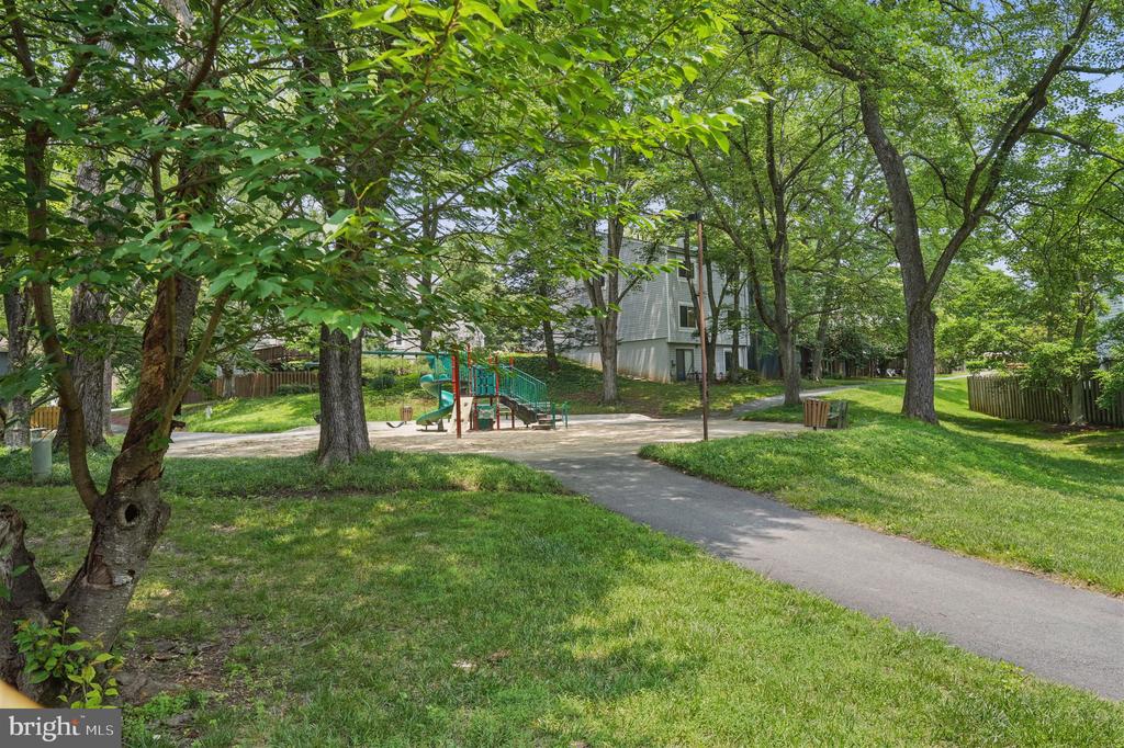 1496 Roundleaf Ct