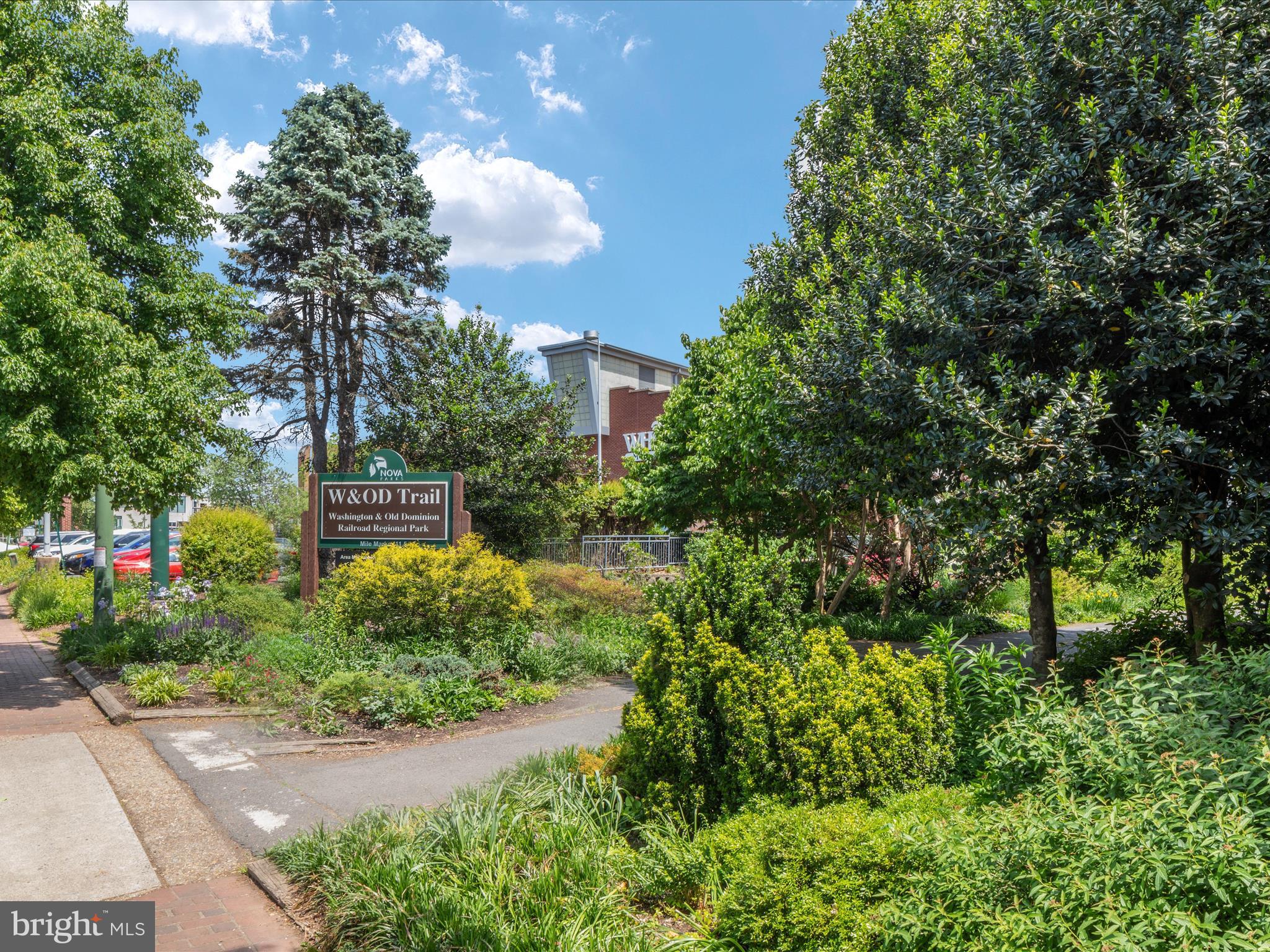 2200 LOMOND COURT