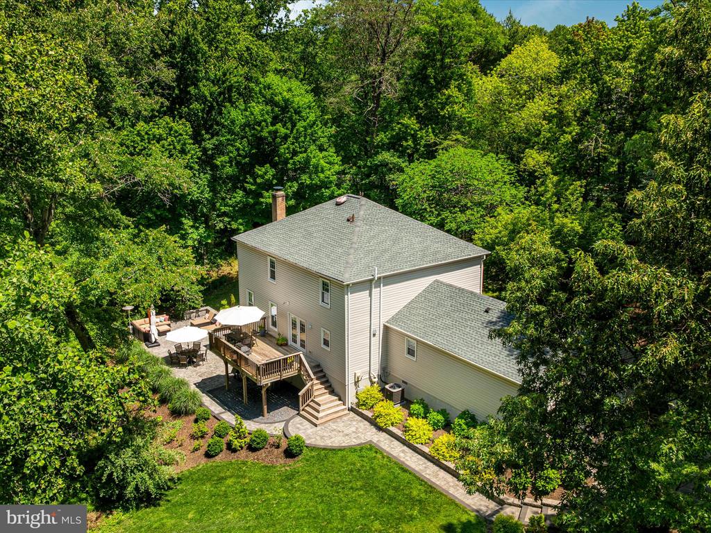 2200 LOMOND COURT