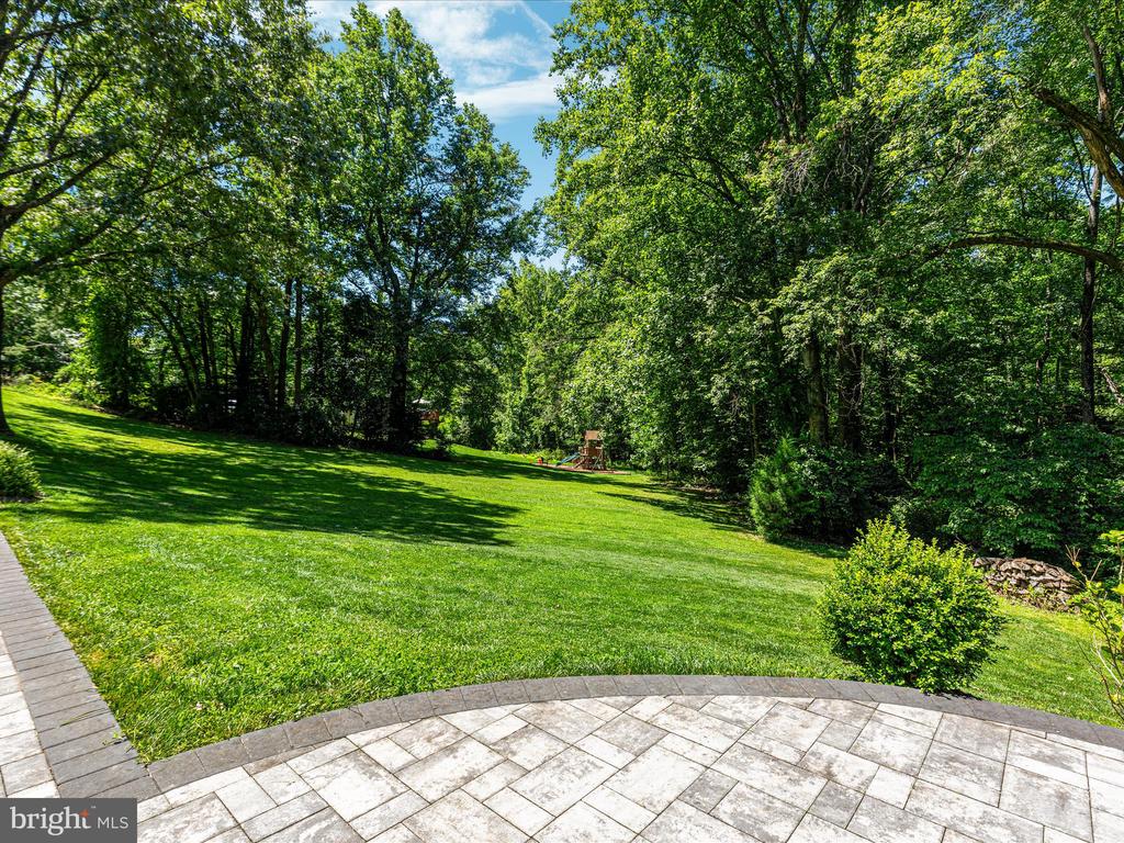 2200 LOMOND COURT