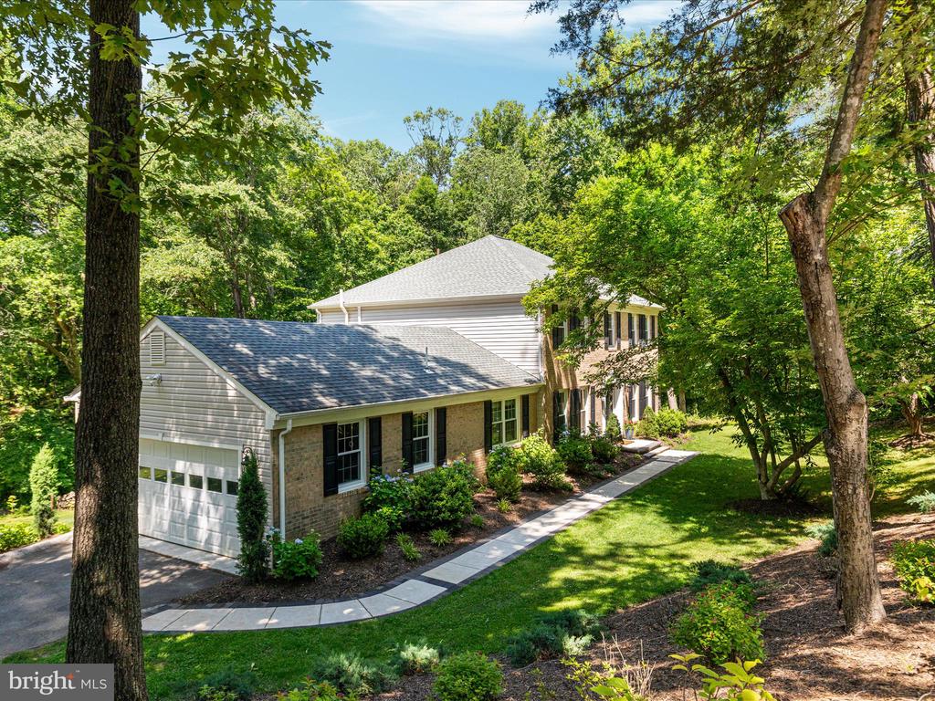 2200 LOMOND COURT